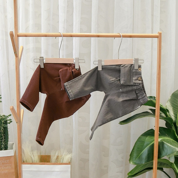 Pantaloni moderni pentru copii cu buzunar in maro si gri