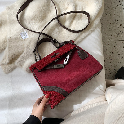 Γυναικεία χνουδοτή τσάντα  με δύο λαβές σε διάφορα χρώματα