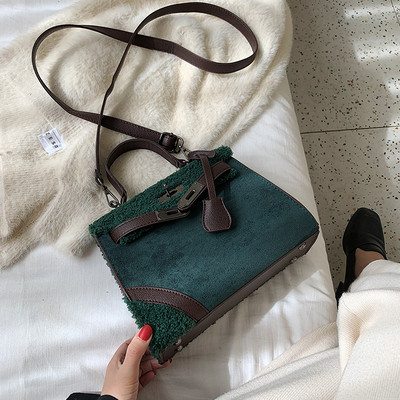 Γυναικεία χνουδοτή τσάντα  με δύο λαβές σε διάφορα χρώματα