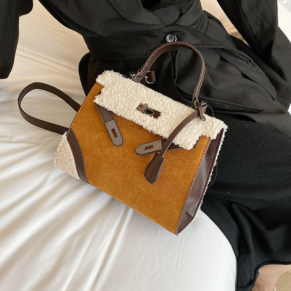 Γυναικεία χνουδοτή τσάντα  με δύο λαβές σε διάφορα χρώματα