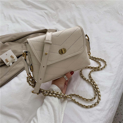 υναικεία έκο δερμάτινη τσάντα με μεταλλική στερέωση και αλυσίδα