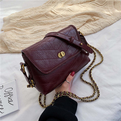 υναικεία έκο δερμάτινη τσάντα με μεταλλική στερέωση και αλυσίδα