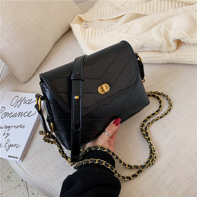 υναικεία έκο δερμάτινη τσάντα με μεταλλική στερέωση και αλυσίδα