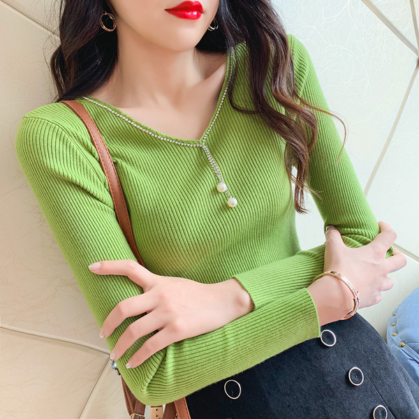 Μοντέρνα γυναικεία μπλούζα με πέρλες και V-neck σε διάφορα χρώματα