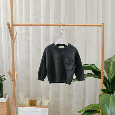 Gyermekpulóver új modellje O-nyakkal és zsebbel, szürke és bézs színben