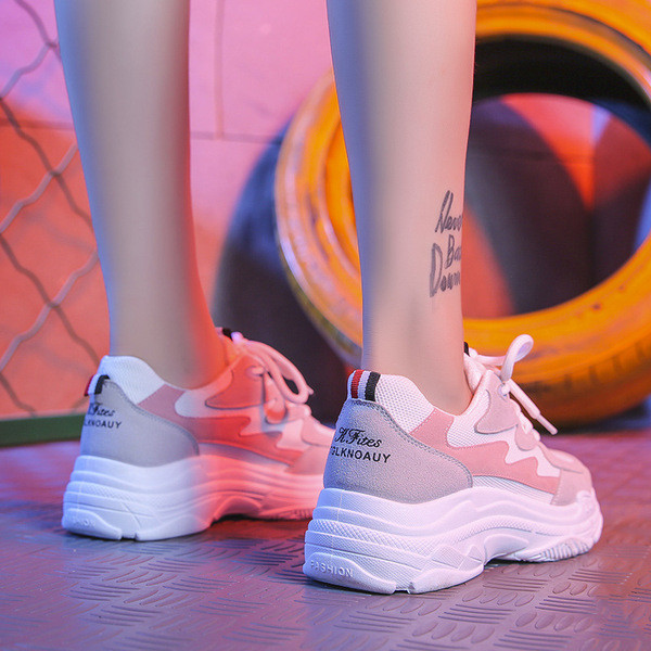 ÚJ modell női tornacipők vastag talppal és fűzővel, három színben