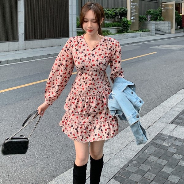 Rochie scurtă lejeră, cu un model colorat de decupaj drept