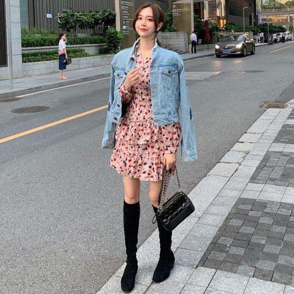 Rochie scurtă lejeră, cu un model colorat de decupaj drept