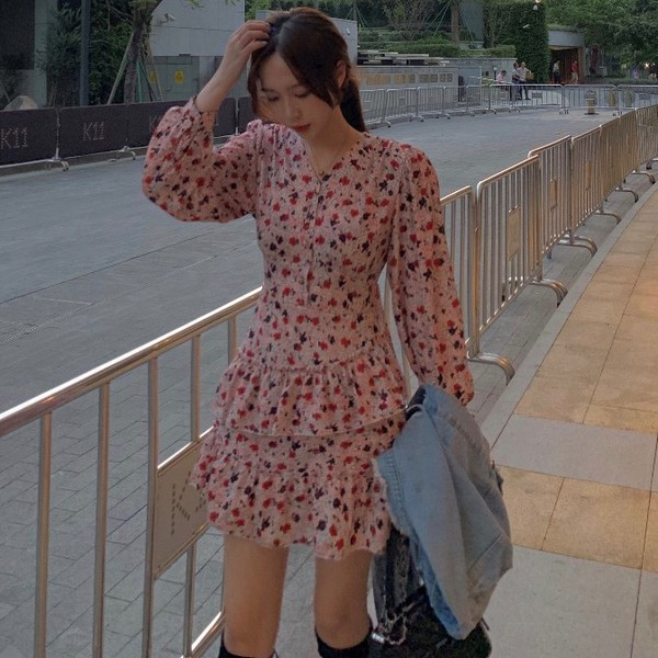 Rochie scurtă lejeră, cu un model colorat de decupaj drept