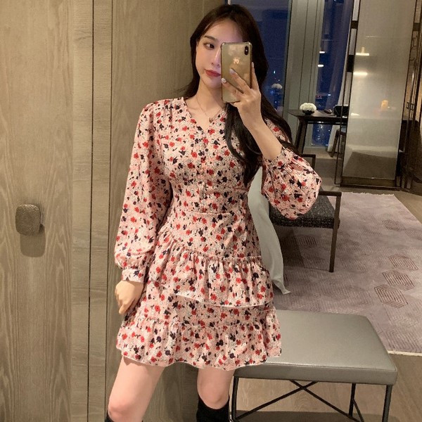 Rochie scurtă lejeră, cu un model colorat de decupaj drept