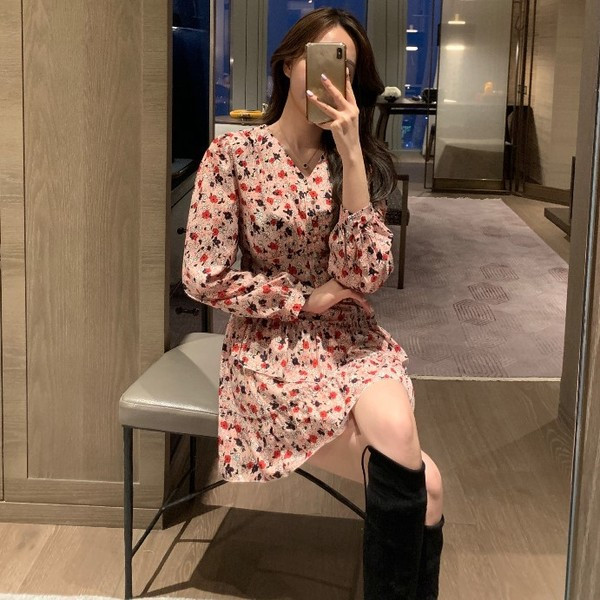 Rochie scurtă lejeră, cu un model colorat de decupaj drept