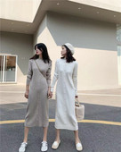 Hosszú kötött ruha fehér és bézs gombokkal