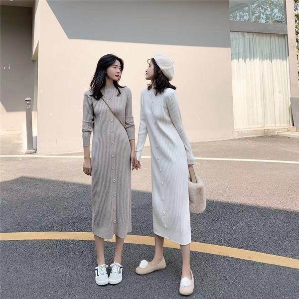 Hosszú kötött ruha fehér és bézs gombokkal