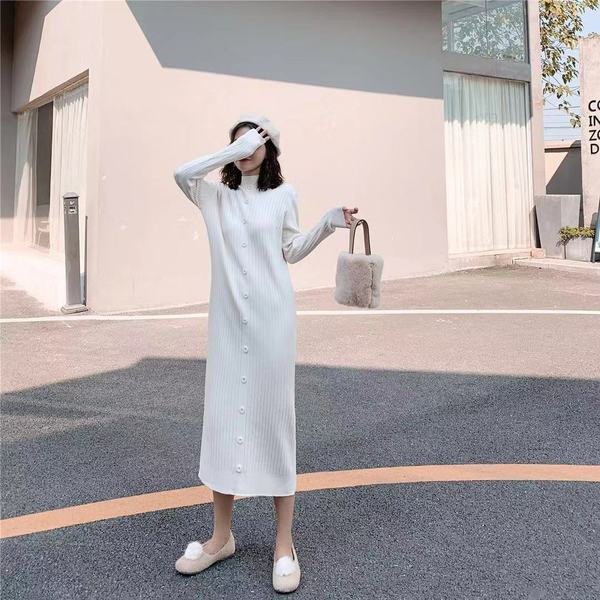 Hosszú kötött ruha fehér és bézs gombokkal