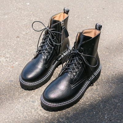 Μοντέρνες γυναικείες μπότες σε οικολογικό δέρμα με κορδόνια και φερμουάρ σε μαύρο χρώμα