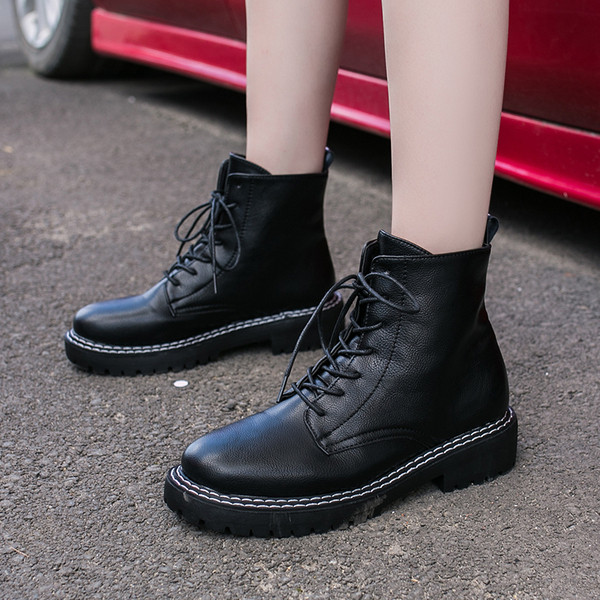 Μοντέρνες γυναικείες μπότες σε οικολογικό δέρμα με κορδόνια και φερμουάρ σε μαύρο χρώμα