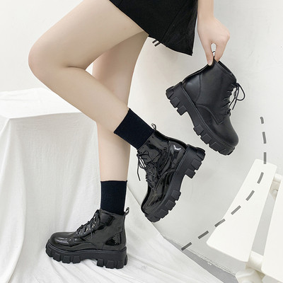 Μοντέρνες γυναικείες μπότες με ψηλή πλατφόρμα- δύο μοντέλα
