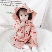 Salopeta bebelusi pentru fete cu gluga si model colorat in roz si alb