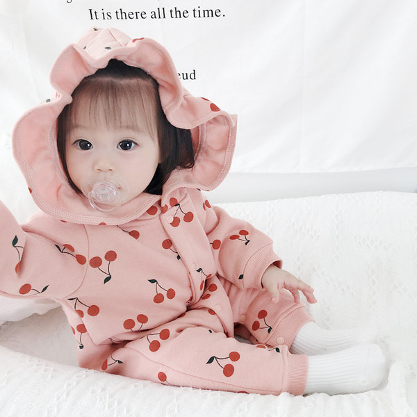 Salopeta bebelusi pentru fete cu gluga si model colorat in roz si alb