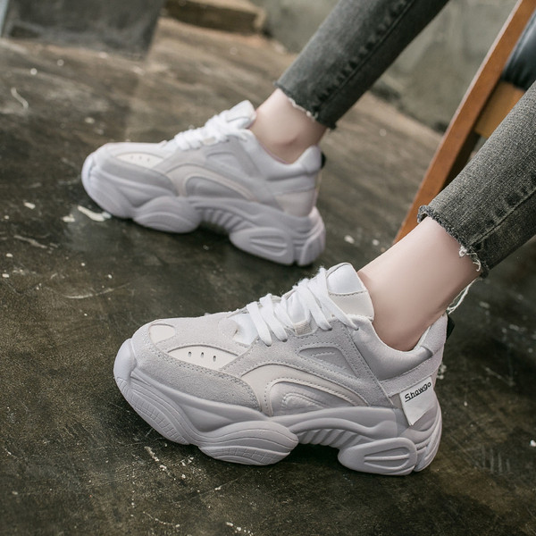 Μοντέρνα γυναικεία αθλητικά παπούτσια με σκληρή σόλα σε διάφορα χρώματα