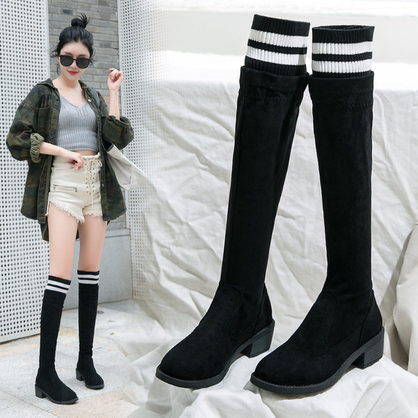 Μοντέρνες γυναικείες μπότες μυτερό μοντέλο σε κόκκινο χρώμα