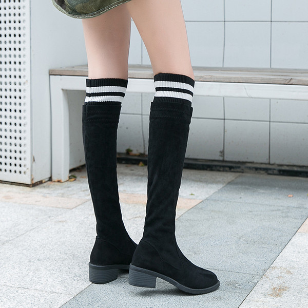 Μοντέρνες γυναικείες μπότες μυτερό μοντέλο σε κόκκινο χρώμα