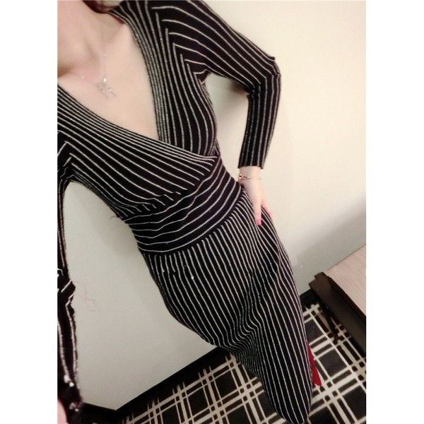 Rochie elegantă de damă, cu mâneci lungi și decolteu spitz, în negru