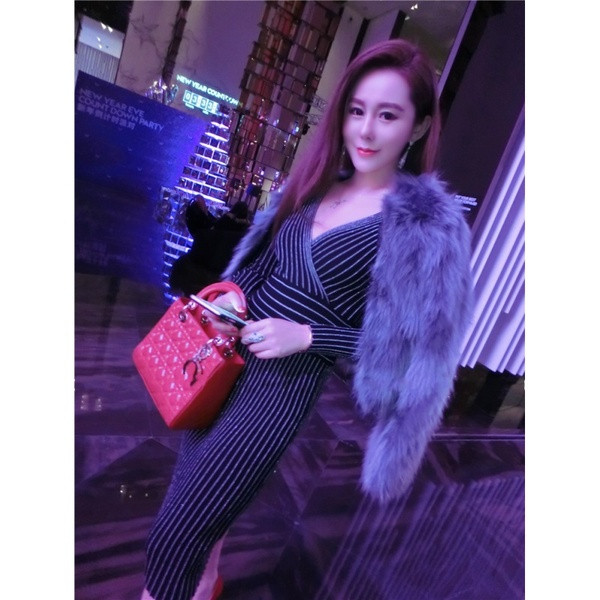 Rochie elegantă de damă, cu mâneci lungi și decolteu spitz, în negru