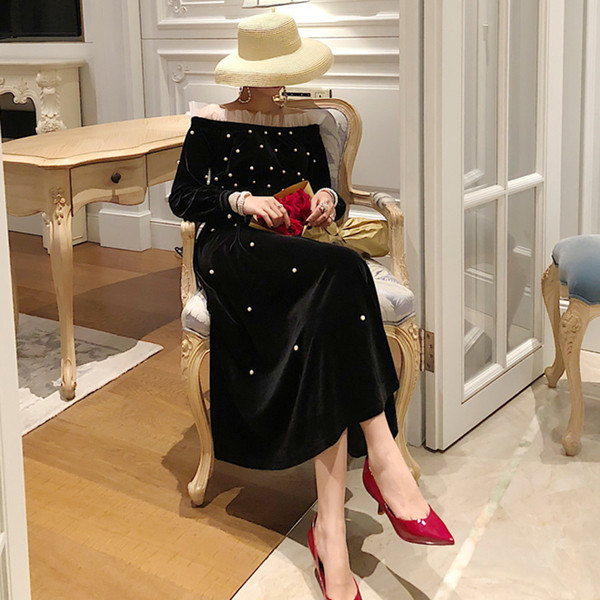 Modern női ruha hosszú ujjal, fekete gyöngyökkel