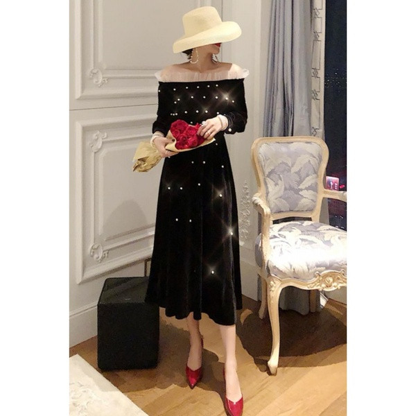 Modern női ruha hosszú ujjal, fekete gyöngyökkel