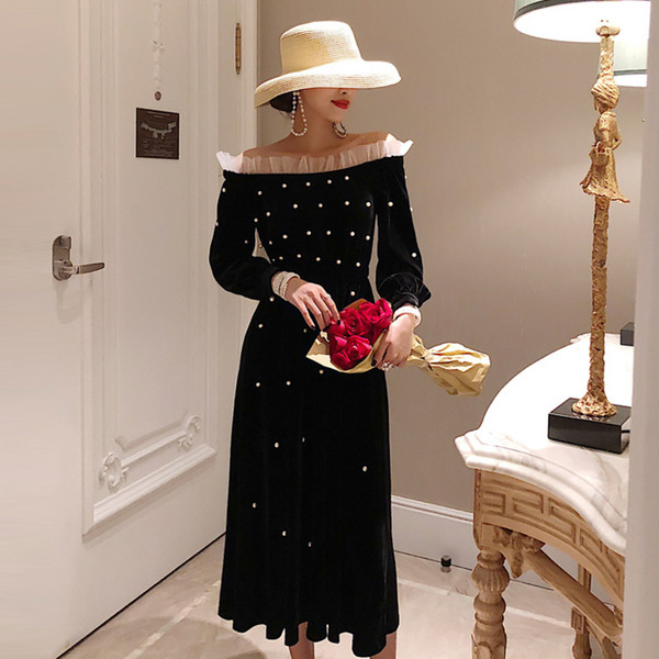 Modern női ruha hosszú ujjal, fekete gyöngyökkel