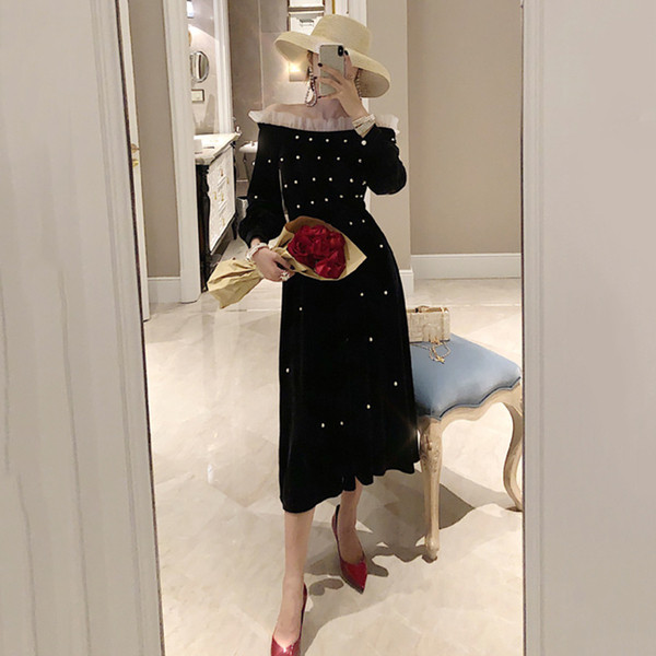 Modern női ruha hosszú ujjal, fekete gyöngyökkel