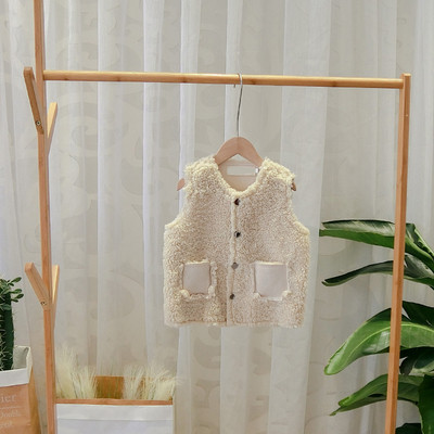 Μοντέρνο παιδικό γιλέκο με τσέπες και κουμπιά σε πράσινο και μπεζ χρώμα