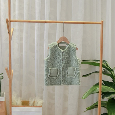 Μοντέρνο παιδικό γιλέκο με τσέπες και κουμπιά σε πράσινο και μπεζ χρώμα