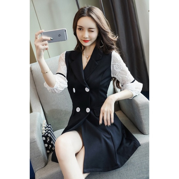 Modern női ruha csipkeujjakkal és gombokkal fekete színben