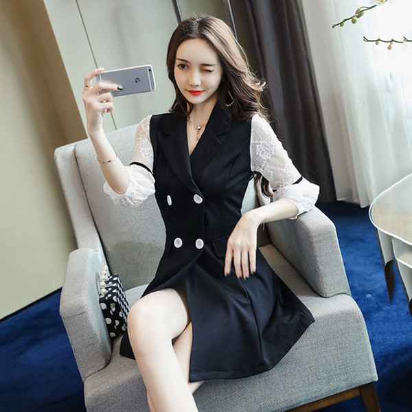 Modern női ruha csipkeujjakkal és gombokkal fekete színben