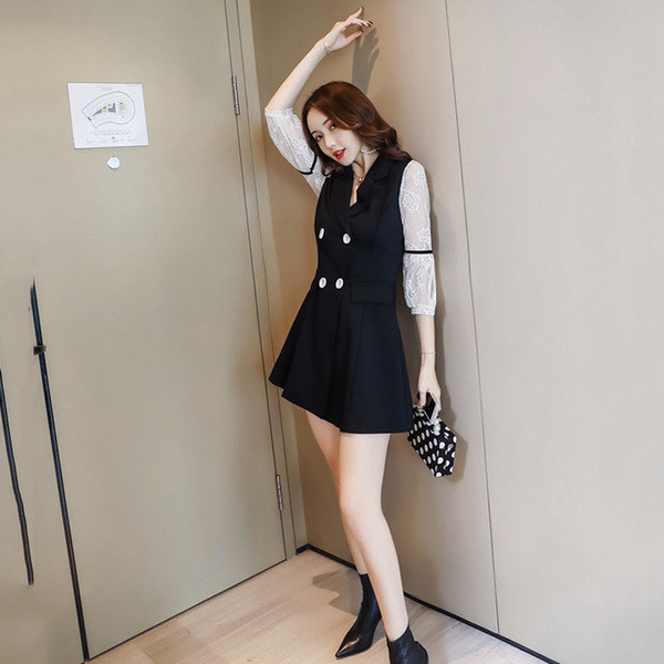 Modern női ruha csipkeujjakkal és gombokkal fekete színben