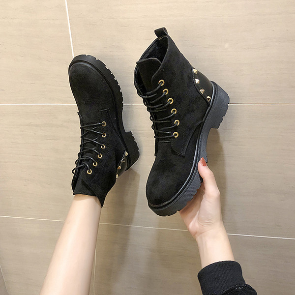 Aktuális női csizma öko velúrból, fém fűzőlyukkal fekete színben