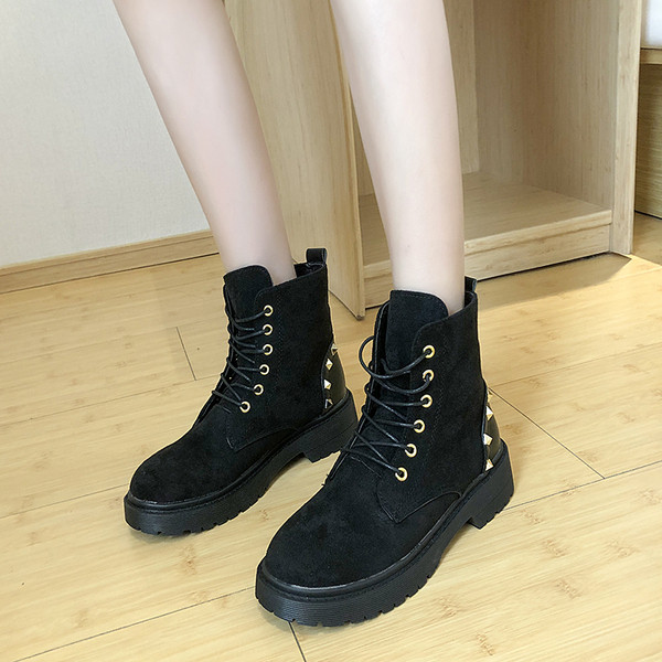 Aktuális női csizma öko velúrból, fém fűzőlyukkal fekete színben