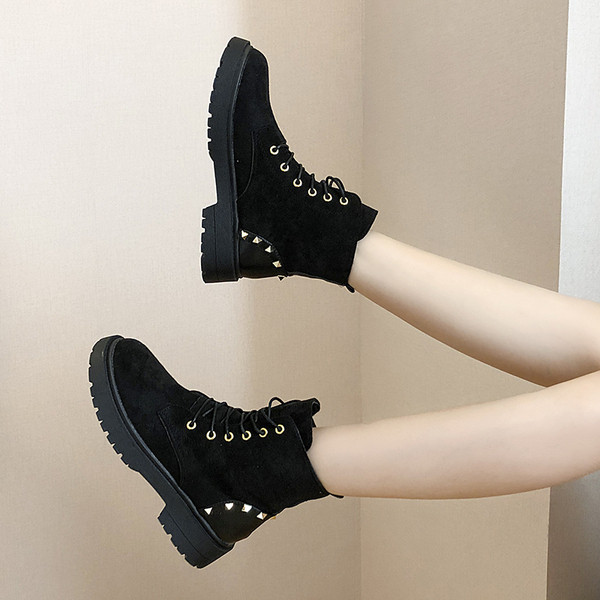 Aktuális női csizma öko velúrból, fém fűzőlyukkal fekete színben