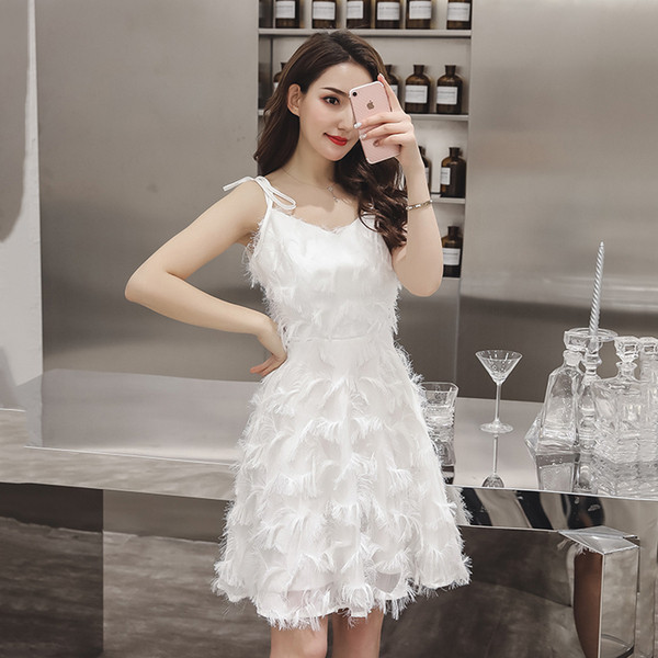 Μοντέρνο γυναικείο φόρεμα με λεπτούς ιμάντες και κρόσσια σε λευκό και μαύρο χρώμα