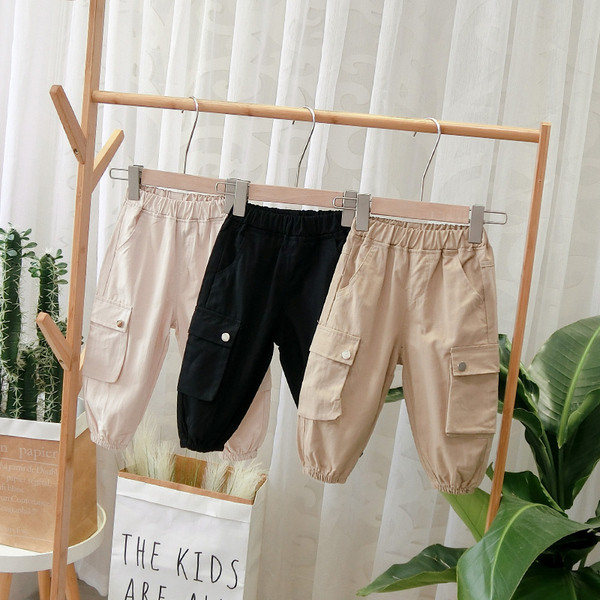 Pantaloni sport pentru copii cu buzunare laterale in negru, maro si bej