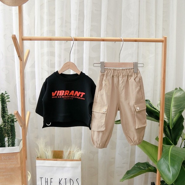 Pantaloni sport pentru copii cu buzunare laterale in negru, maro si bej