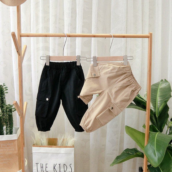 Pantaloni sport pentru copii cu buzunare laterale in negru, maro si bej