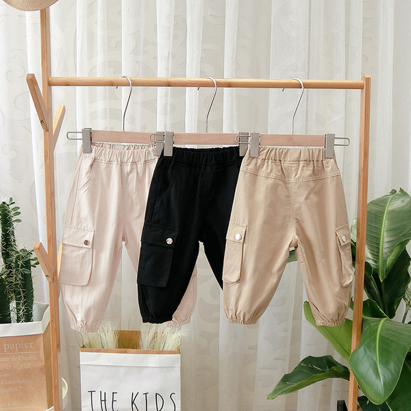 Pantaloni sport pentru copii cu buzunare laterale in negru, maro si bej