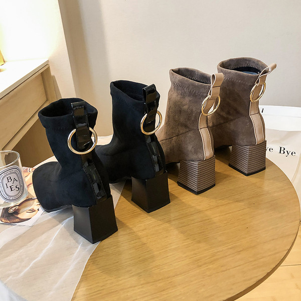 Stílusos női csizma vastag sarkú barna és fekete színben