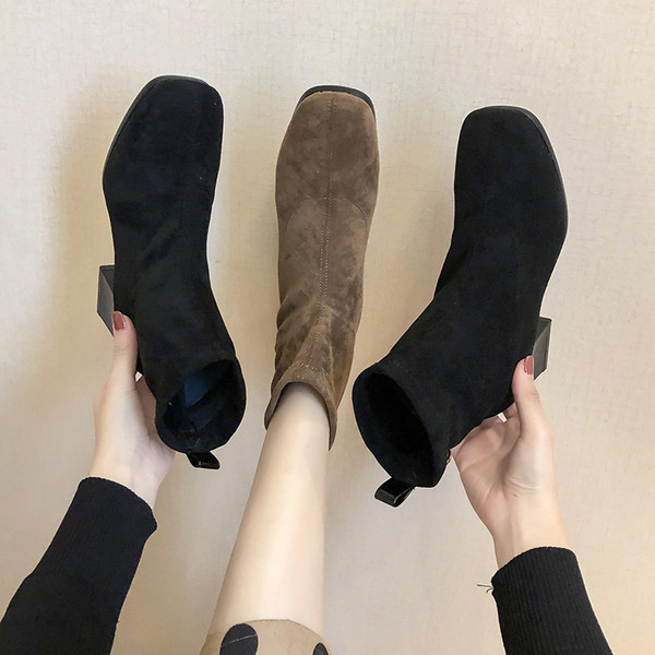 Stílusos női csizma vastag sarkú barna és fekete színben