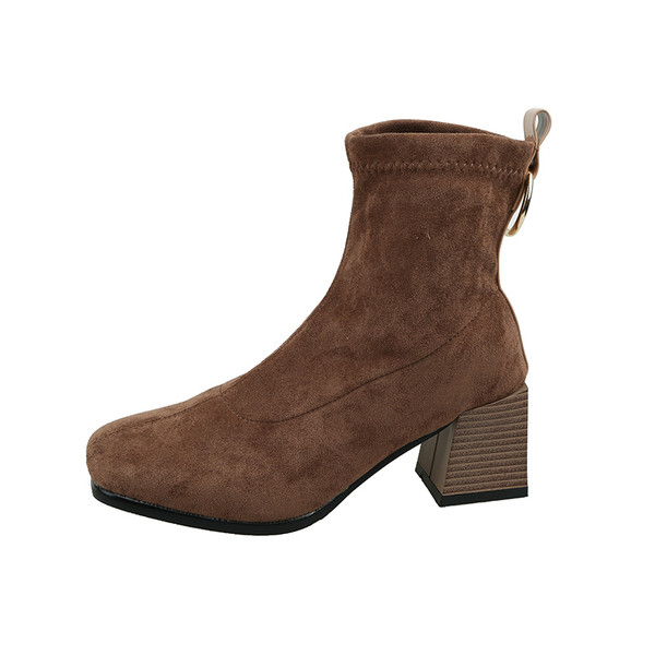 Stílusos női csizma vastag sarkú barna és fekete színben