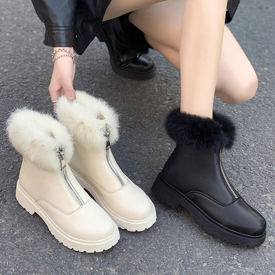 Μοντέρνες γυναικείες μπότες με μαλακή επένδυση και φερμουάρ σε άσπρο και μαύρο χρώμα
