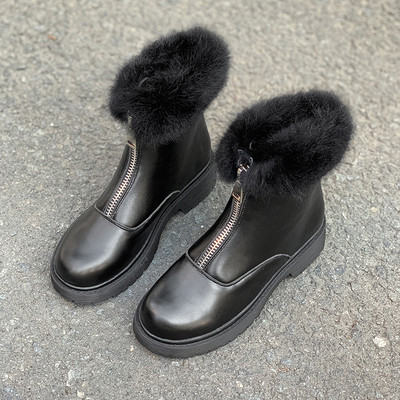 Μοντέρνες γυναικείες μπότες με μαλακή επένδυση και φερμουάρ σε άσπρο και μαύρο χρώμα